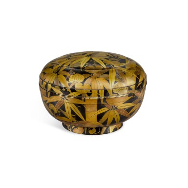 View full screen - View 1 of Lot 38. A LARGE LAQUER BOWL AND COVER, EDO PERIOD, 17TH CENTURY.