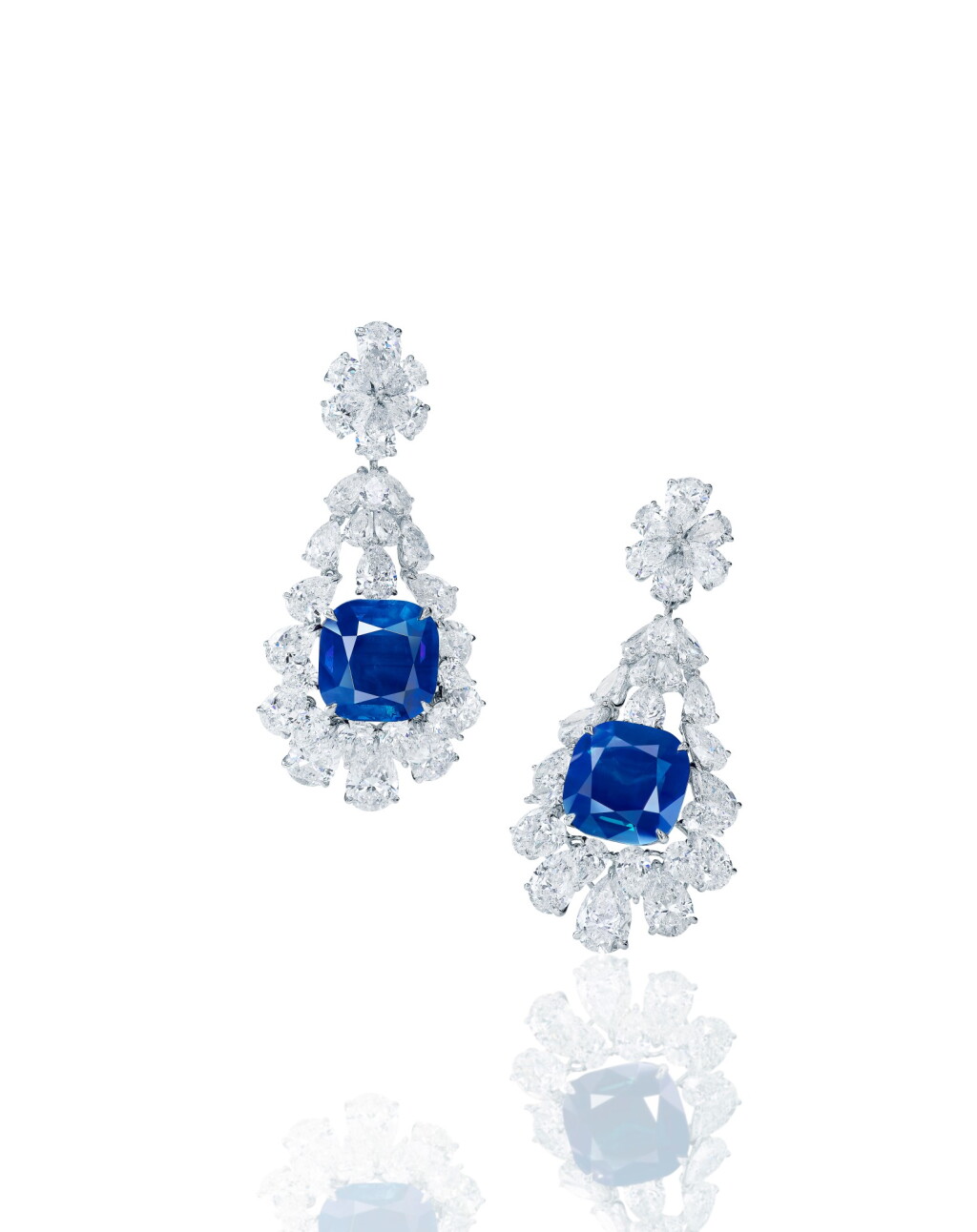 View full screen - View 1 of Lot 1645. PAIR OF SAPPHIRE AND DIAMOND PENDENT EARRINGS | 天然「喀什米爾」未經加熱藍寶石 配 鑽石 耳墜一對 (藍寶石共重20.26卡拉).