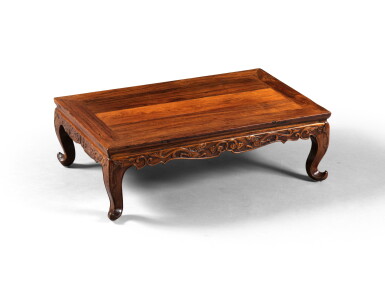 View full screen - View 1 of Lot 92. Rare et belle table basse en huanghuali, kang Dynastie Ming, XVIIE siècle | 明十七世紀 黃花梨束腰雕螭龍紋炕桌 | A huanghuali 'kang' table, Ming Dynasty, 17th century.