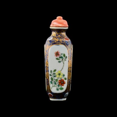 View full screen - View 1 of Lot 1016. A famille-rose porcelain snuff bottle Seal mark and period of Qianlong | 清乾隆 藍地描金開光粉彩庭園人物圖鼻煙壺 《乾隆年製》款.