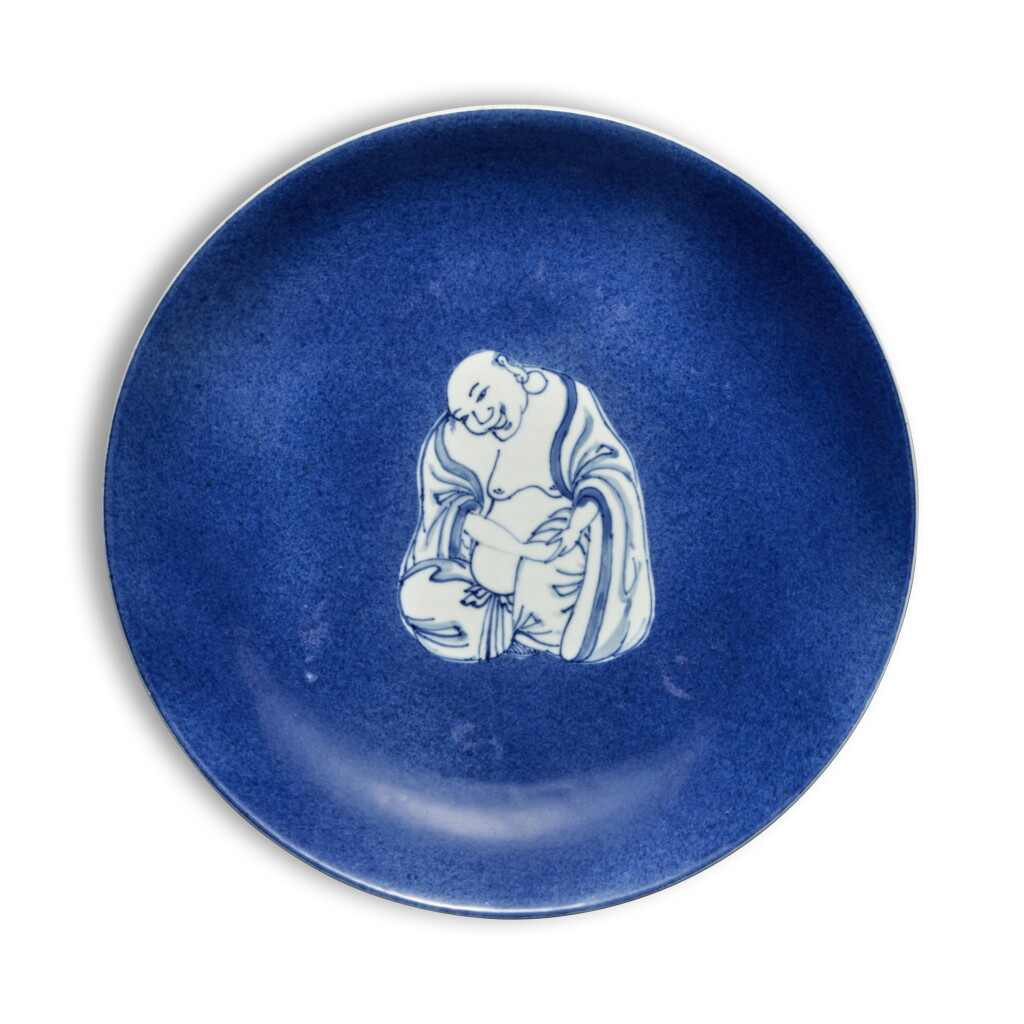Voir en plein écran - Voir 1 du lot 17. A powder-blue-ground blue and white 'Budai' dish, Qing dynasty, Kangxi period | 清康熙 灑藍地青花布袋和尚圖盤.
