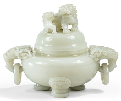 View full screen - View 1 of Lot 67. BRÛLE-PARFUM EN JADE CÉLADON PÂLE FIN DE LA DYNASTIE QING - DÉBUT DU XXE SIÈCLE | 清末至二十世紀初 青白玉獅鈕雙龍活環耳三足蓋爐 | A pale celadon jade censer and cover, late Qing Dynasty/early 20th century.