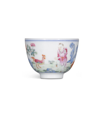 View full screen - View 1 of Lot 126. A famille-rose 'chicken' cup, Republican Period | 民國 粉彩題詩雞缸盃 及 五彩龍紋小盃 《大清光緒年製》款 一組兩件.