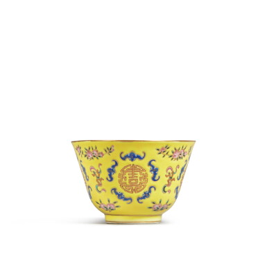 View full screen - View 1 of Lot 565. A yellow-ground famille-rose 'bats and shou' cup, Mark and period of Tongzhi | 清同治 黃地粉彩福壽萬年紋盃 《同治年製》款.