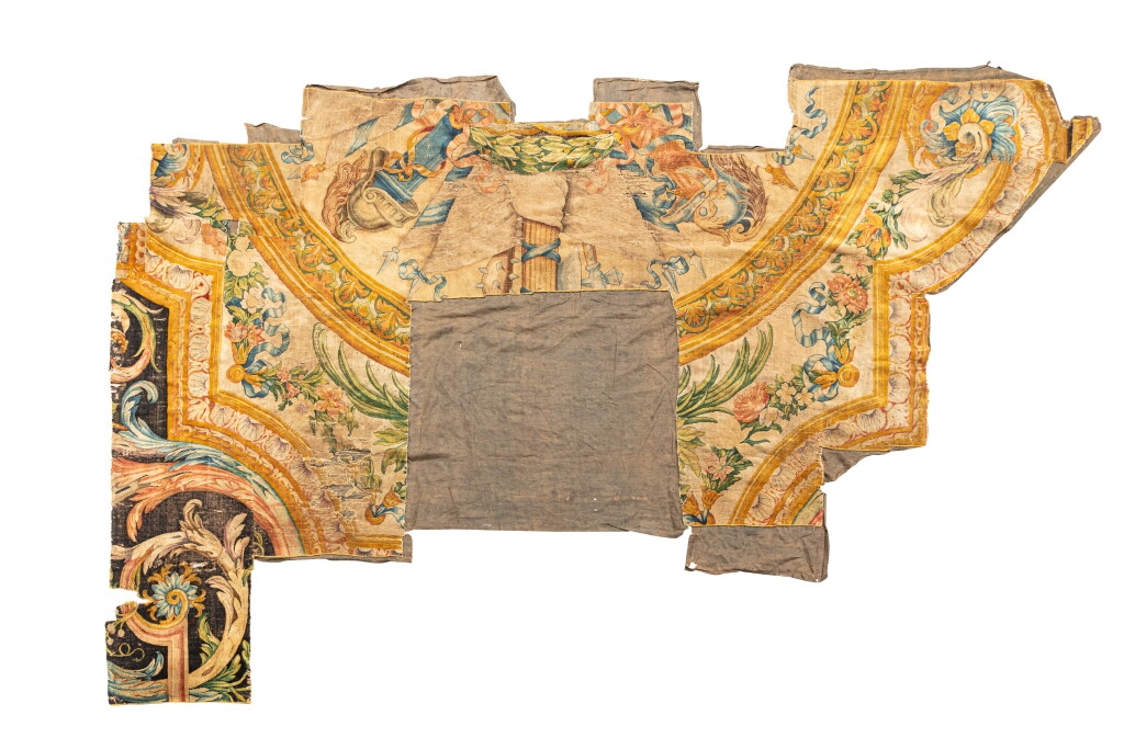 Voir en plein écran - Voir 1 du lot 103. A Louis XIV wooven Savonnerie manufacture carpet, vers 1680 | Fragment de tapis de la manufacture de la Savonnerie d'époque Louis XIV, vers 1680.