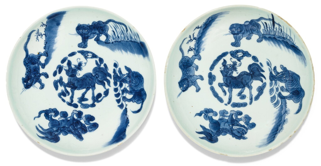 View full screen - View 1 of Lot 82. PAIRE DE COUPES EN PORCELAINE BLEU BLANC MARQUES ET ÉPOQUE SHUNZHI | 清順治 青花瑞獸紋盤一對 《順治年製》款 | A rare pair of blue and white saucer dishes, Shunzhi marks and period.