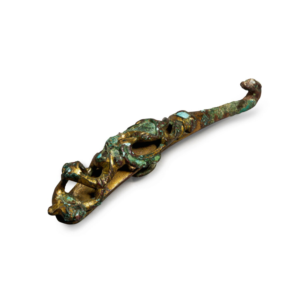View full screen - View 1 of Lot 892. A turquoise-inlaid gilt-bronze 'chilong' belt hook, Han dynasty | 漢 銅鎏金嵌綠松石螭龍紋帶鉤.