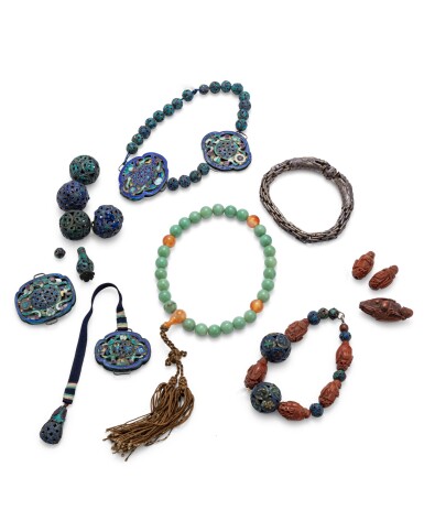 View full screen - View 1 of Lot 63. Ensemble de bracelets et parures en noix sculptées, métal, émaux et pierres dures Dynastie Qing, XIXE siècle | 清十九世紀 佩飾一組 | A set of carved nuts, metal, enamels and hard stones bracelets and necklaces, Qing Dynasty, 19th century.