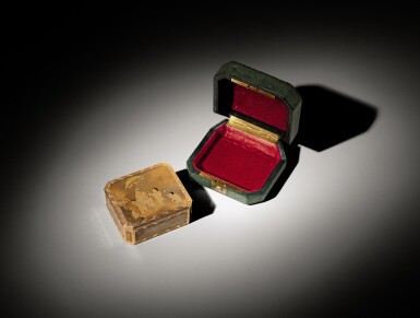 View full screen - View 1 of Lot 99. A JAPANESE LACQUER SNUFFBOX WITH GOLD CAGEWORK MOUNTS, JEAN DUCROLLAY, PARIS, 1756/1757 | BOÎTE RECTANGULAIRE À PANS MONTÉE À CAGE EN OR ET PANNEAUX DE LAQUE DU JAPON PAR JEAN DUCROLLAY, PARIS, 1756/1757.