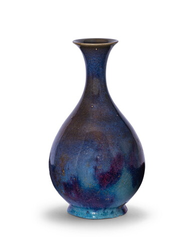 View full screen - View 1 of Lot 10. Vase bouteille en grès émaillé Jun, yuhuchunping Dynastie Yuan | 元 鈞窰天藍釉紫斑玉壺春瓶 | A purple-splashed ’Jun‘ bottle vase, yuhuchunping, Yuan Dynasty.