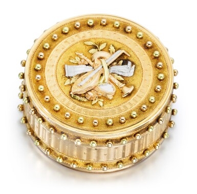 View full screen - View 1 of Lot 17. A three-colour gold pill box, France, mid to late 19th century.