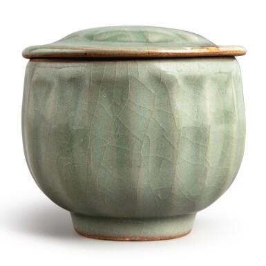View full screen - View 1 of Lot 114. A 'Longquan' celadon-glazed 'lotus' bowl and cover, Southern Song dynasty | 南宋 龍泉窰青釉蓮瓣蓋盌.
