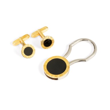 View full screen - View 1 of Lot 1061. Set d'une paire de boutons de manchette et porte-clés en or jaune | Set of a pair of yellow gold cufflinks and key ring Vers 1995 | Circa 1995.