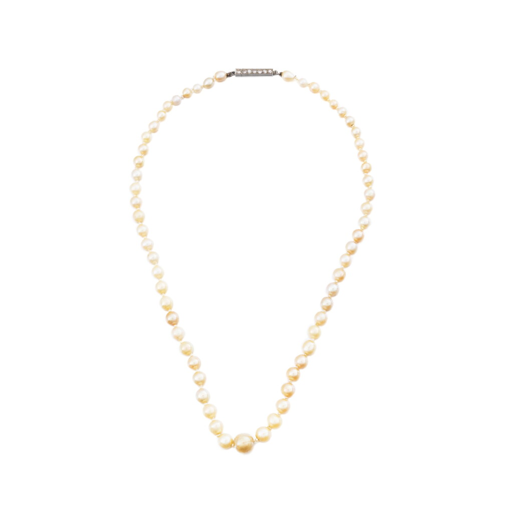 View full screen - View 1 of Lot 40. Collier de perles fines | Natural pearl necklace.