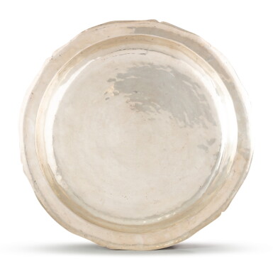 View full screen - View 1 of Lot 291. A large South American circular silver dish, unmarked, probably 18th century | Grand plat rond en argent, non poinçonné, Amérique du Sud, probablement du XVIIIème siècle..