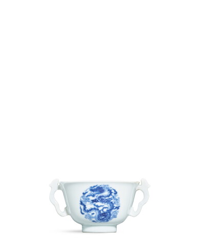 View full screen - View 1 of Lot 9834. A rare blue and white ‘dragon medallion’ handled cup, mark and period of Kangxi | 清康熙 青花團龍紋雙龍耳盃 《大清康熙年製》款.