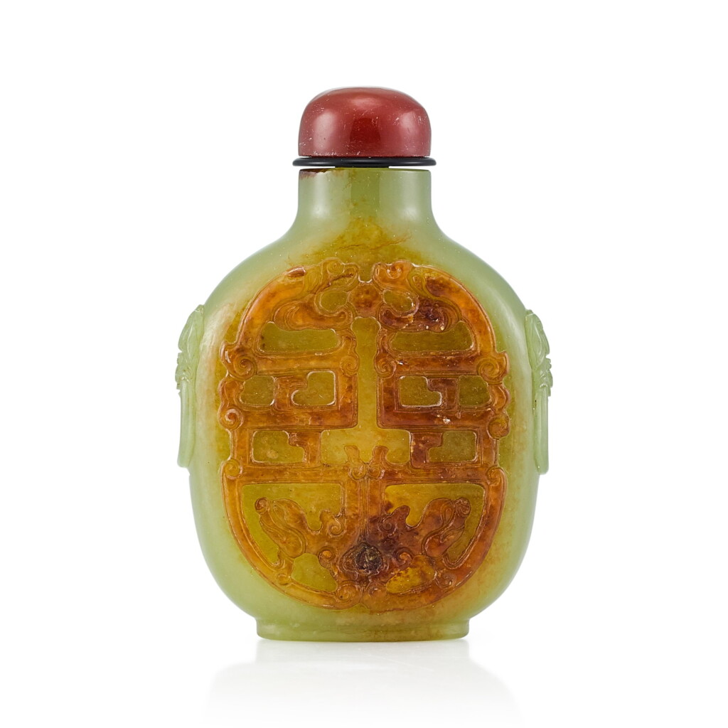 View full screen - View 1 of Lot 3027. A Yellow and Russet Jade 'Dragons' Snuff Bottle Qing Dynasty, Qianlong Period | 清乾隆 黃玉夔龍紋鋪獸首鼻煙壺.