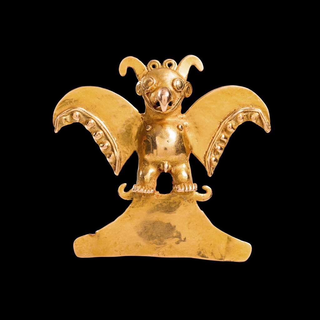 View full screen - View 1 of Lot 62. Pendentif en or, Diquis, ca. 800-1500 AP. J.-C. | Fine Diquis Gold Figural Pendant , ca. AD 800-1500.
