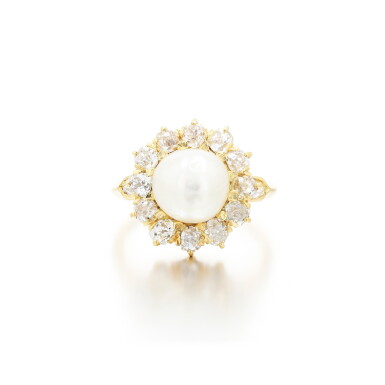 View full screen - View 1 of Lot 76. Bague perle fine et diamants | Natural pearl and diamond ring.