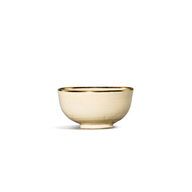 View full screen - View 1 of Lot 423. A small white-glazed cup, Northern Song – Jin dynasty 北宋至金 白釉小盃.