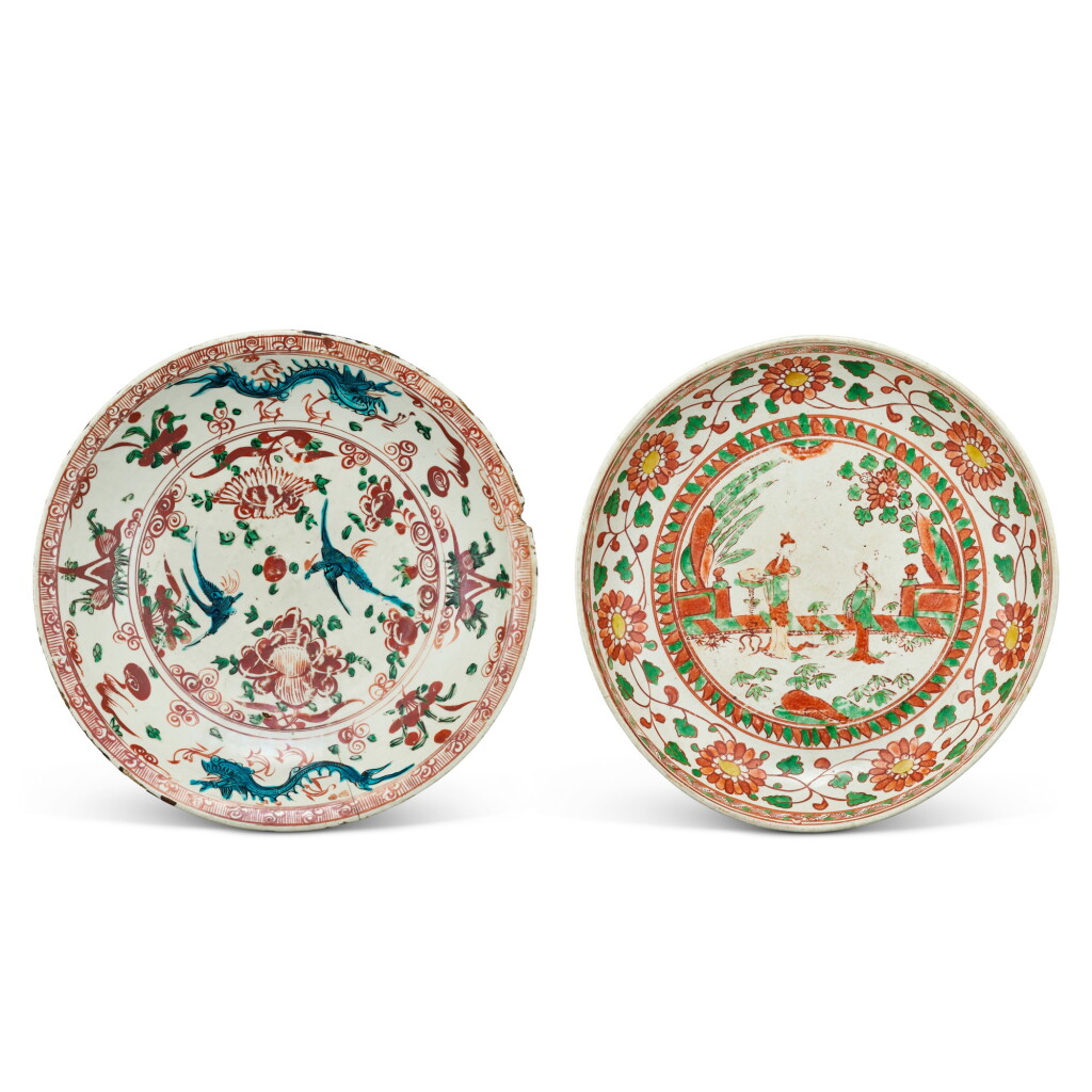 View full screen - View 1 of Lot 325. A polychrome 'figural' dish and a large polychrome 'swatow' 'dragon and phoenix' dish Ming dynasty, 16th century | 明十六世紀 彩繪庭園仕女圖盤 《大明年製》款 及 彩繪龍鳳花卉紋大盤一組兩件.