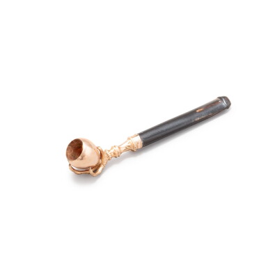 View full screen - View 1 of Lot 51. A gold and horn opium pipe in fitted case, unmarked, probably Germany, circa 1860 | Pipe à opium en or et corne, dans son écrin à la forme, non poinçonnée, probablement Allemagne, vers 1860.