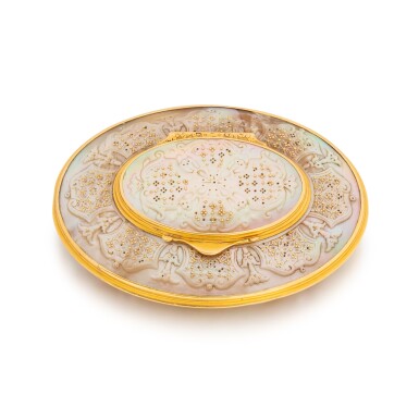 View full screen - View 1 of Lot 1204. A gold-mounted mother of pearl snuff box, probably German, circa 1720-1730.
