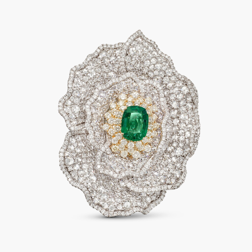 View full screen - View 1 of Lot 1490. Emerald and Diamond Brooch | 4.86克拉 天然「贊比亞」無油祖祖母綠 配 鑽石 胸針.