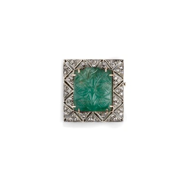 View full screen - View 1 of Lot 6. BROCHE ÉMERAUDE ET DIAMANTS, VERS 1930 | EMERALD AND DIAMOND BROOCH, 1930S.