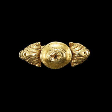 View full screen - View 1 of Lot 1016. A solid gold ring with beaded shank Java, Indonesia, 9th - 11th century | 印尼爪哇 九至十一世紀 金戒指.