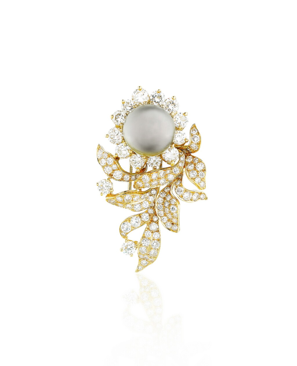 View full screen - View 1 of Lot 146. Broche perle de Tahiti et diamants | Tahiti pearl and diamond brooch.
