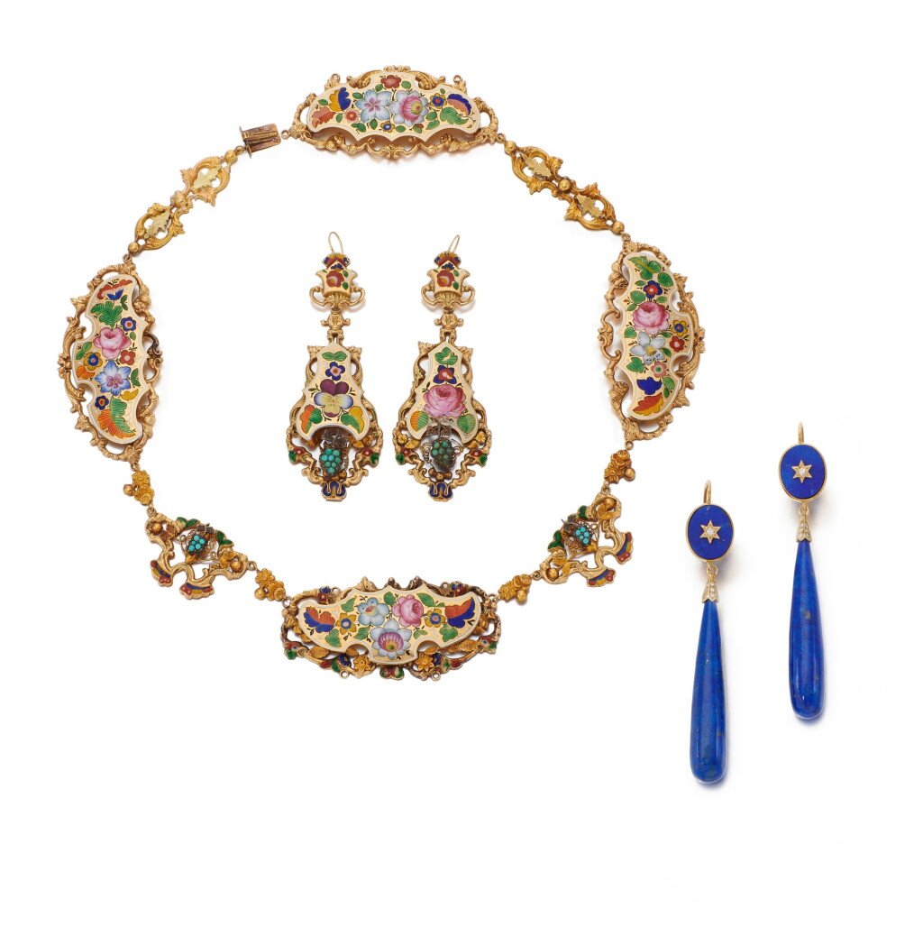 View full screen - View 1 of Lot 2. ENAMEL DEMI-PARURE AND PAIR OF LAPIS LAZULI EARRINGS (DEMI-PARURE CON SMALTI POLICROMI E PAIO DI ORECCHINI CON LAPISLAZZULI).