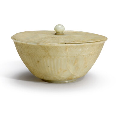 View full screen - View 1 of Lot 940. A MUGHAL-STYLE PALE BEIGE-CELADON JADE 'FLORAL' BOWL AND COVER, QING DYNASTY, 18TH / 19TH CENTURY.