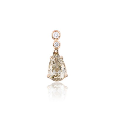 View full screen - View 1 of Lot 172. Pendentif diamant Fancy Jaune Brun et diamants | Fancy Brown Yellow and diamond pendant.