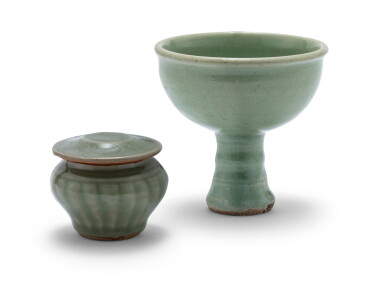 View full screen - View 1 of Lot 14. Coupe sur pied et petite jarre 'lotus' en grès céladon Longquan Dynastie Ming | 明 龍泉窰青釉瓷一組兩件 | A Longquan celadon stemcup and a small Longquan celadon 'lotus' jar and cover, Ming Dynasty.