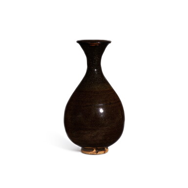 View full screen - View 1 of Lot 440. A Henan dark brown-glazed bottle vase, Yuhuchun ping, Yuan dynasty 元 河南醬釉玉壺春瓶.