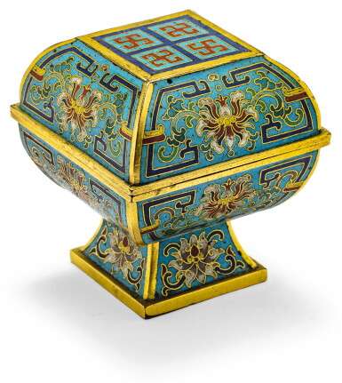 View full screen - View 1 of Lot 29. BOÎTE COUVERTE SUR PIED EN BRONZE DORÉ ET ÉMAUX CLOISONNÉS DYNASTIE QING, XVIIIE-XIXE SIÈCLE | 清十八至十九世紀 掐絲琺瑯蓮紋高足方蓋盒 | A gilt-bronze and cloisonné enamel box and cover, Qing Dynasty, 18th-19th century.
