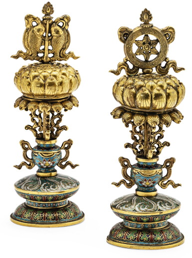 View full screen - View 1 of Lot 25. DEUX EMBLÈMES BOUDDHISTES EN BRONZE DORÉ ET ÉMAUX CLOISONNÉS DYNASTIE QING, ÉPOQUE QIANLONG | 清乾隆 掐絲琺瑯八寶供器二件 | Two gilt-bronze and cloisonné enamel Buddhist emblems, Qing Dynasty, Qianlong period.