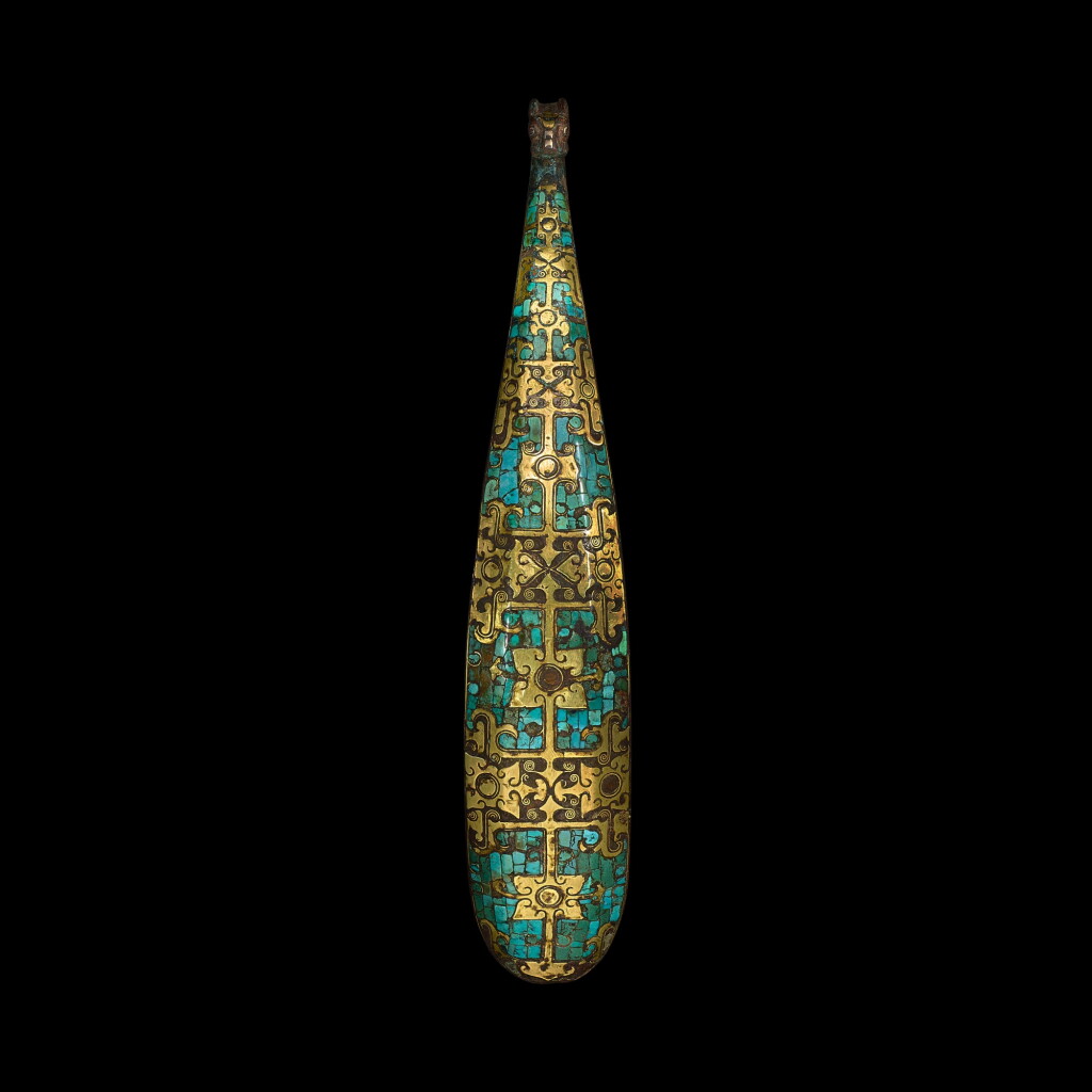 View full screen - View 1 of Lot 3602. An exceptional gold, silver and turquoise-inlaid bronze garment hook, Late Eastern Zhou dynasty, 3rd century BC | 東周末 公元前三世紀 銅錯金銀嵌綠松石獸首帶鉤.