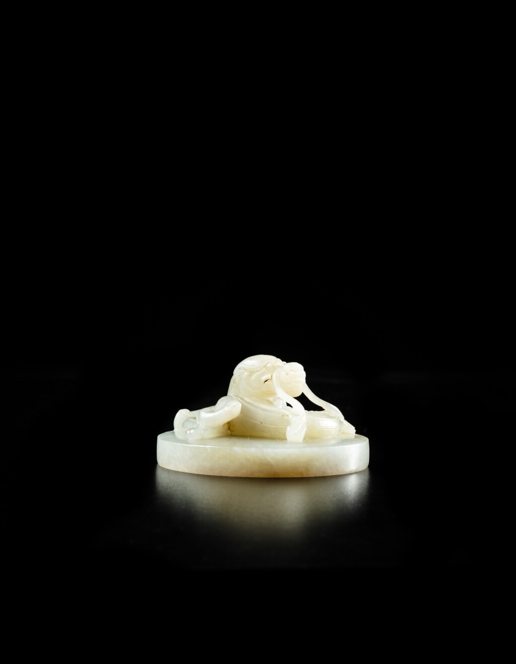 Voir en plein écran - Voir 1 du lot 1. An important imperial white jade circular 'Jiaqing' seal, Qing dynasty, Jiaqing period | 清嘉慶 御製白玉龍紐璽.