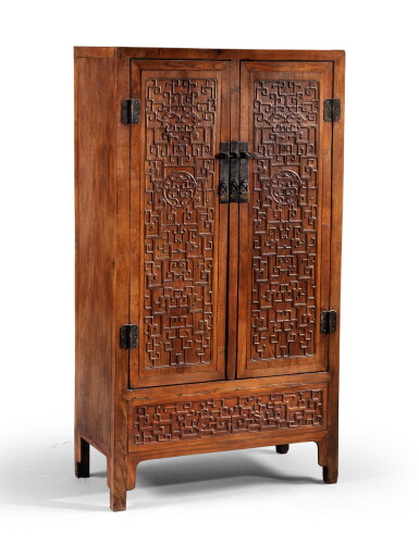 View full screen - View 1 of Lot 189. Belle armoire en jumu sculpté Dynastie Qing, école de Suzhou, XVIIIE-XIXE siècle | 清十八至十九世紀 櫸木方角櫃 | A Suzhou school carved jumu 'chilong' cabinet, Qing Dynasty, 18th-19th century.