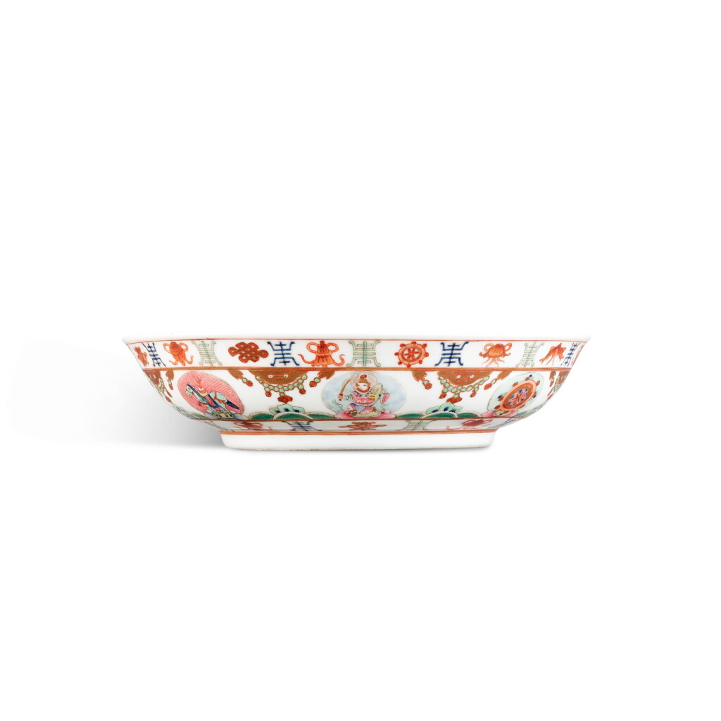 Voir en plein écran - Voir 1 du lot 928. A famille-rose 'baragon tumed' dish, Qing dynasty, 19th century | 清十九世紀 粉彩七政寶壽字盤 .