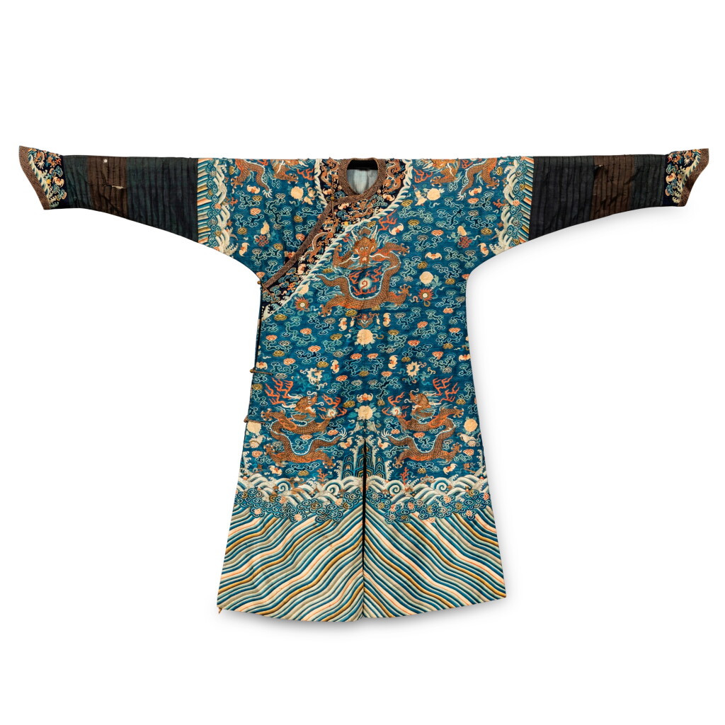 全萤幕检视 - 查看112A blue-ground embroidered silk 'dragon' robe, Jifu, Qing dynasty, 19th century | 清十九世紀 藍地繡雲龍紋袍吉服的1