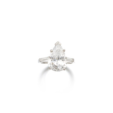 View full screen - View 1 of Lot 935. Diamond ring.