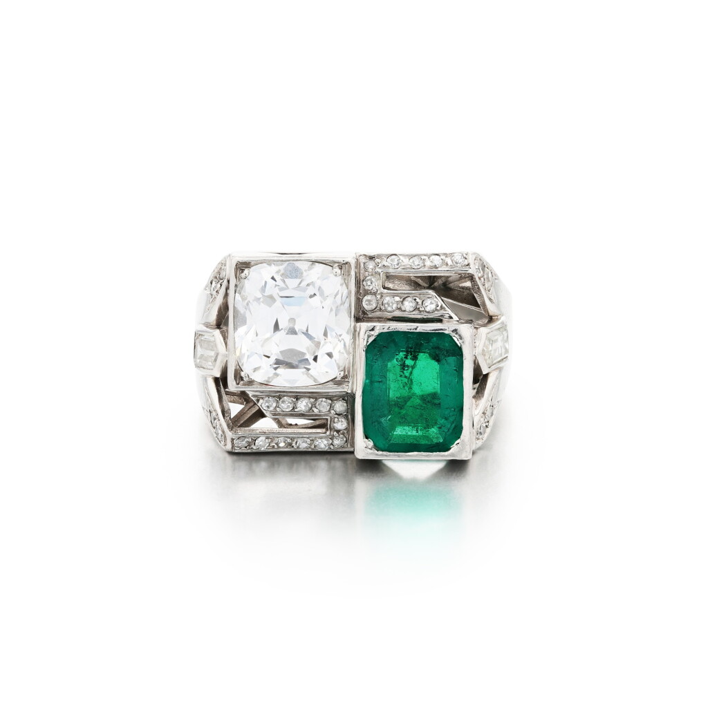 View full screen - View 1 of Lot 273. Bague émeraude et diamant | Emerald and diamond ring .