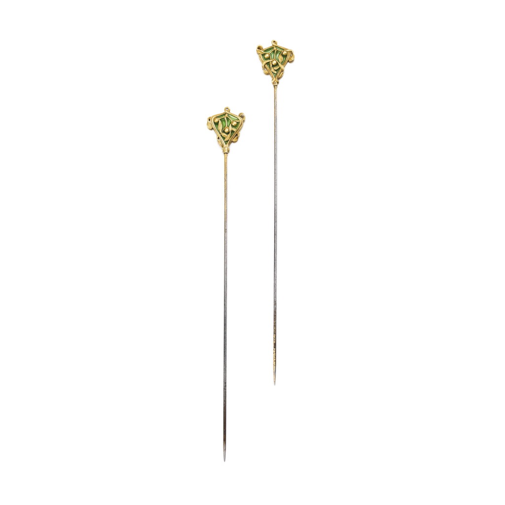 View full screen - View 1 of Lot 24. Eugène Feuillâtre | Paire d'épingles à chapeau émail et or | Pair of enamel and gold hair pins.