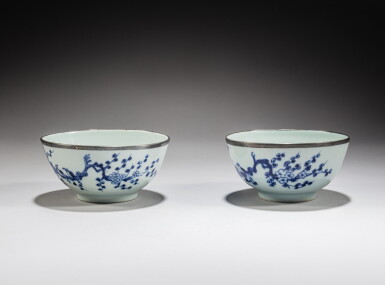 View full screen - View 1 of Lot 127. A pair of blue and white 'prunus' bowls, China for the Vietnamese court, 19th century | 中國外銷安南 十九世紀 青花冰梅紋盌一對.