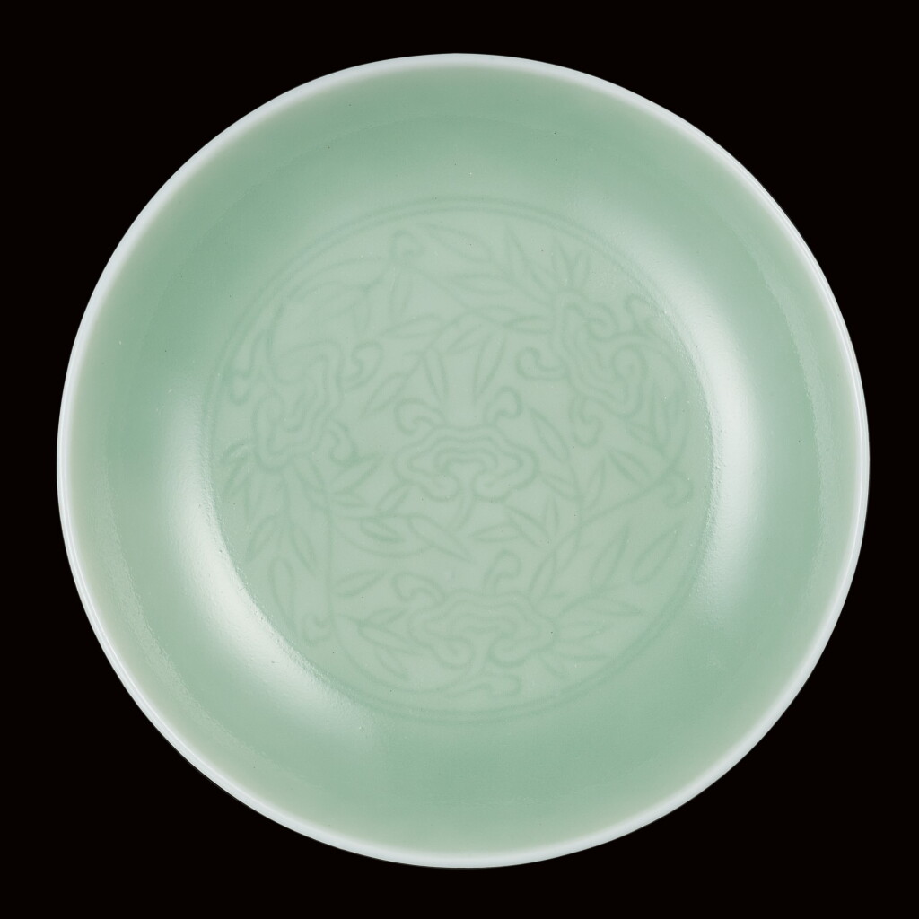 View full screen - View 1 of Lot 27. A FINE SMALL CELADON-GLAZED INCISED 'LINGZHI' DISH MARK AND PERIOD OF YONGZHENG | 清雍正 粉青釉劃靈芝紋小盤 《大清雍正年製》款.