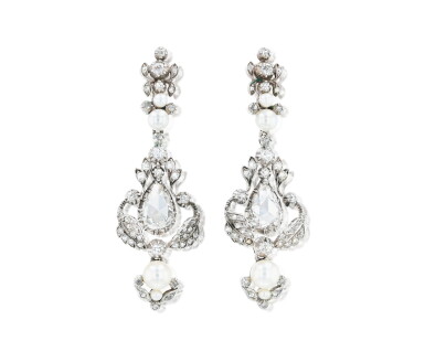 View full screen - View 1 of Lot 312. Paire de pendants d'oreilles perles fines et diamants | Pair of natural pearls and diamond pendent earrings.