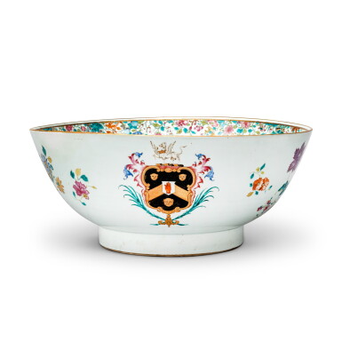 Voir en plein écran - Voir 1 du lot 18. A Rare and Massive Chinese Export Armorial Christening Bowl, Qing Dynasty, Qianlong Period, Circa 1770 | 清乾隆 約1770年 粉彩紋章圖大盌.